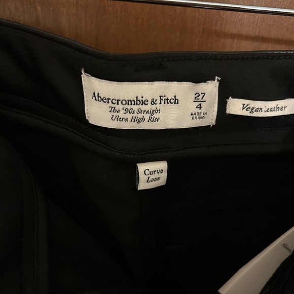 Abercrombie Curve Love Split-Hem Vegan Leather 90s Straight Pant - Picture 5 of 6